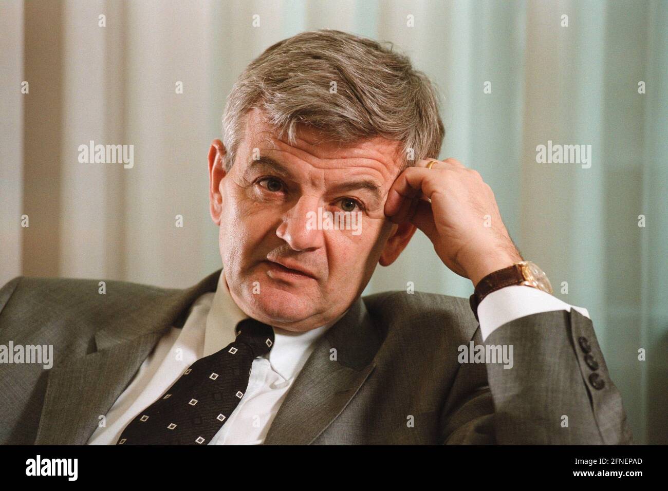 Portrait of Federal Foreign Minister Joschka Fischer (Bündnis 90/Die Grünen) during an interview in his Bonn office. [automated translation] Stock Photo