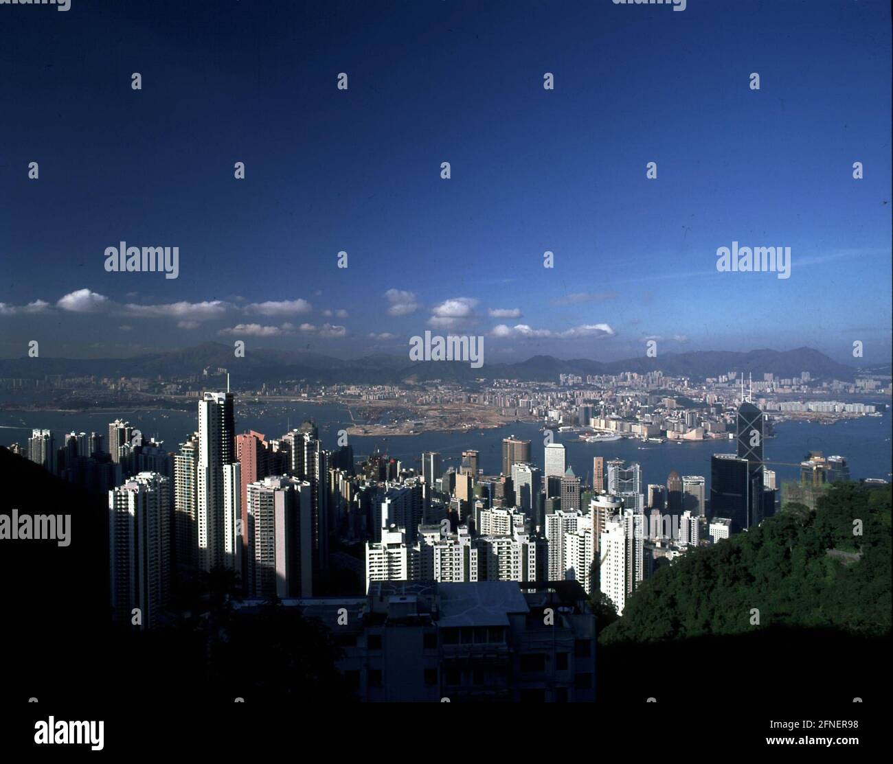 View of Victoria and Kowloon in Hong Kong. [automated translation