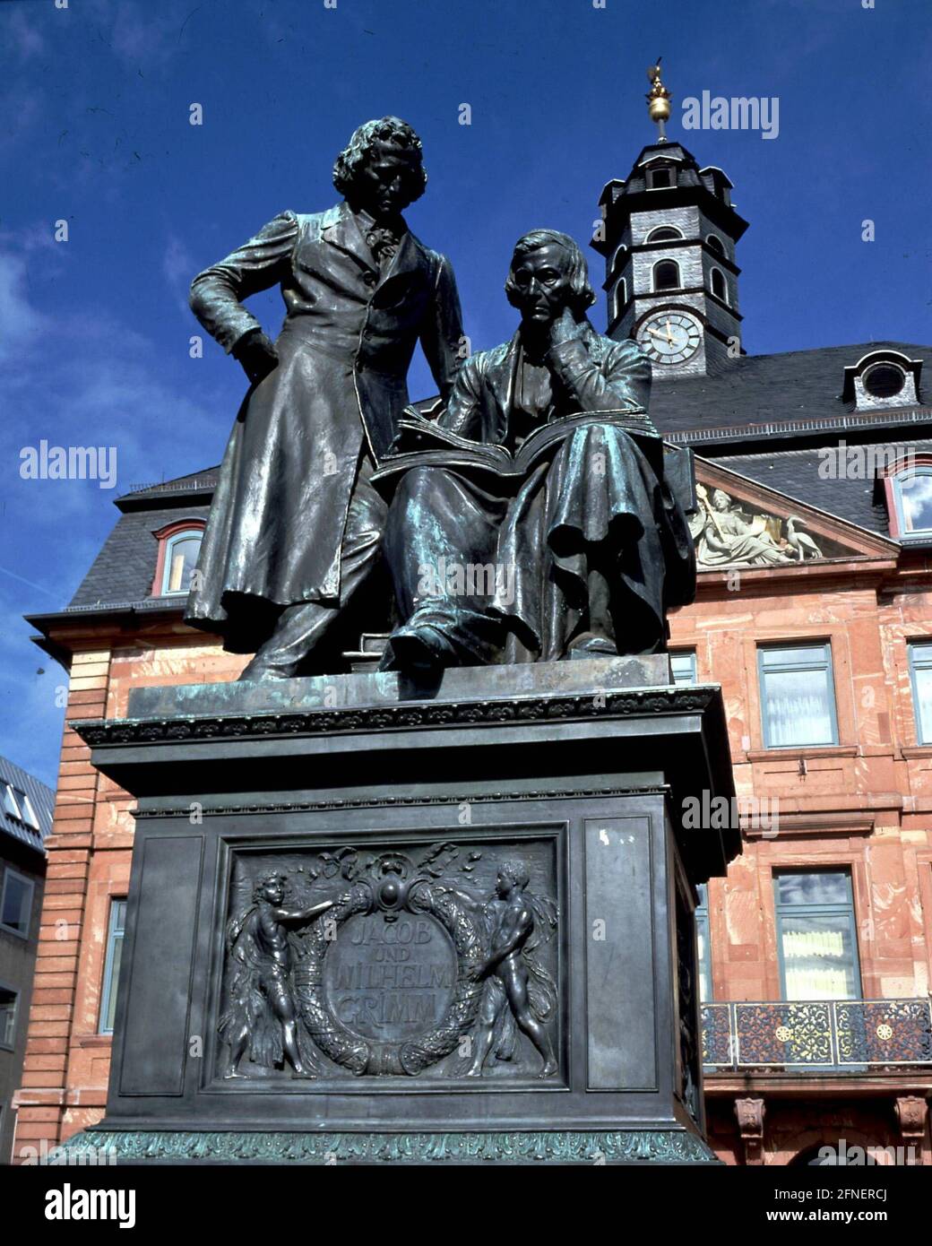 Monument to the Grimm brothers in Hanau. The brothers Jacob (born 04.01.1785) and Wilhelm (born 24.02.1786) Grimm were born in Hanau. Both were literary scholars and professors at the University of Göttingen, where they belonged to the circle of the 'Göttingen Seven'. They are best known for their collections of 'Kinder- und Hausmärchen' (1812-15) and 'Deutsche Sagen' (1816-18). [automated translation] Stock Photo