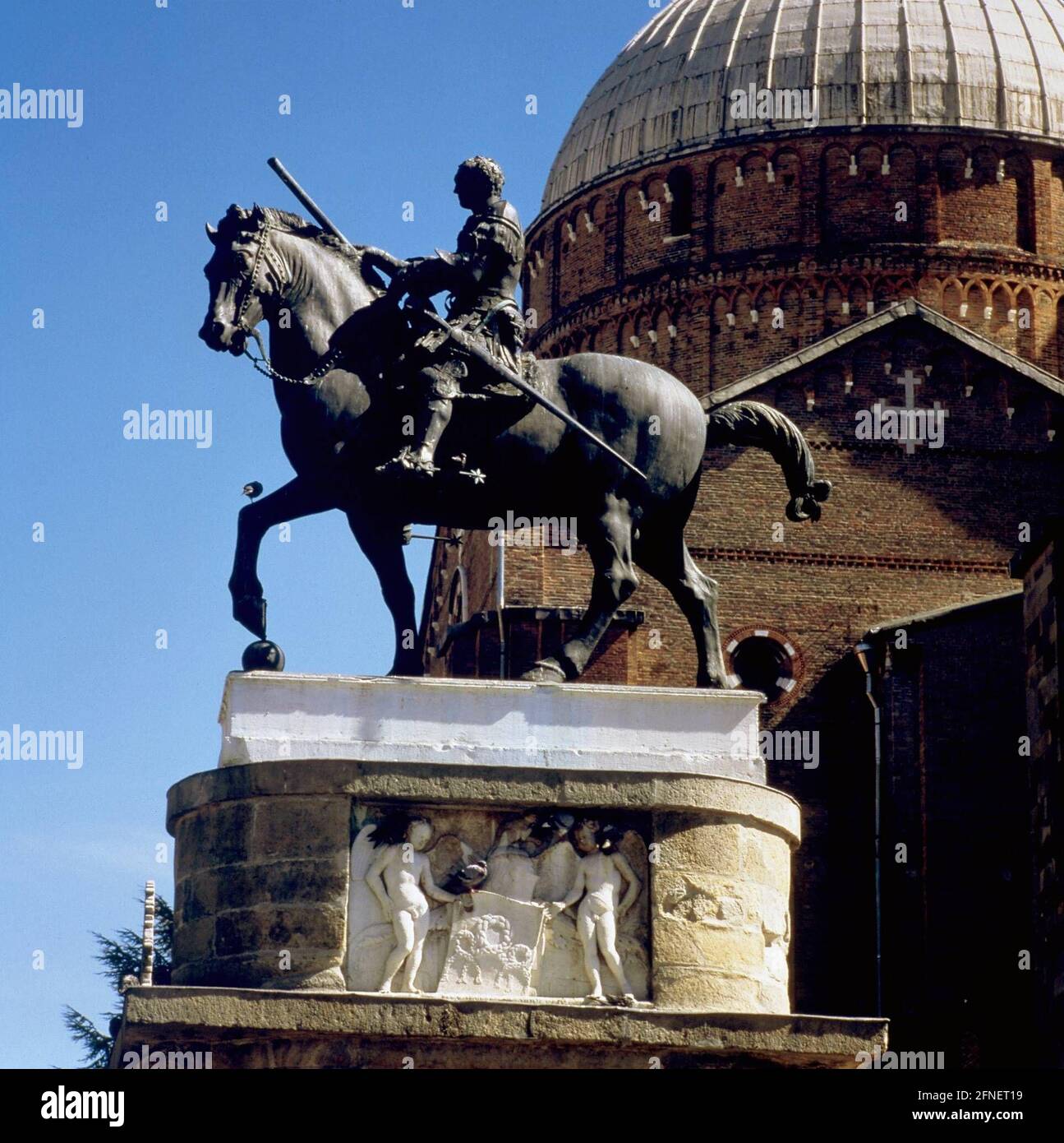 The equestrian statue of Gattamelata by Donatello (1453) in front of the Basilica of St. Anthony in the Piazza del Santo in Padua. [automated translation] Stock Photo