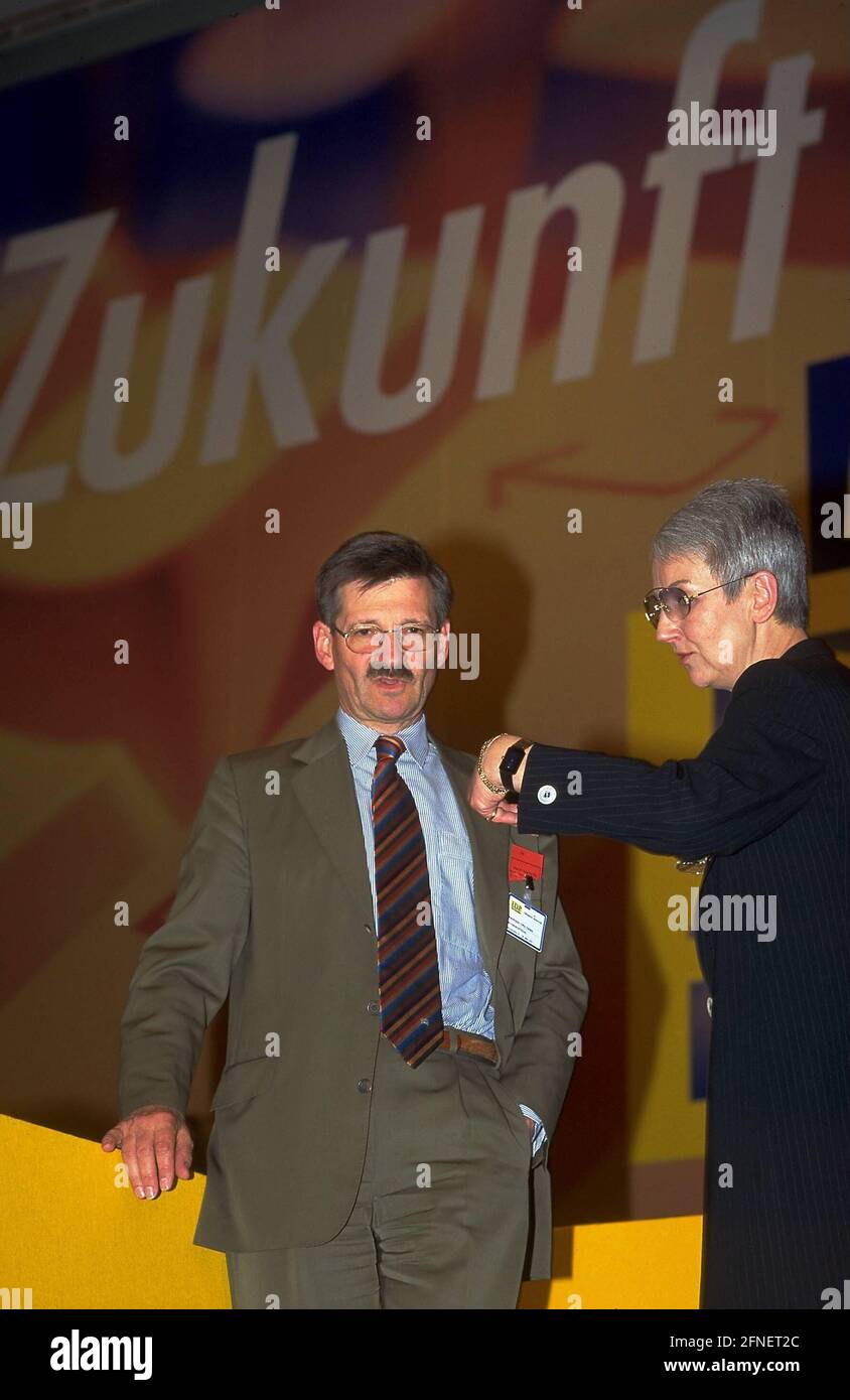 Parliamentary group leader Hermann Otto Solms and FPD politician Ina Albowitz at the FDP party convention in Wiesbaden in May 1997. [automated translation] Stock Photo