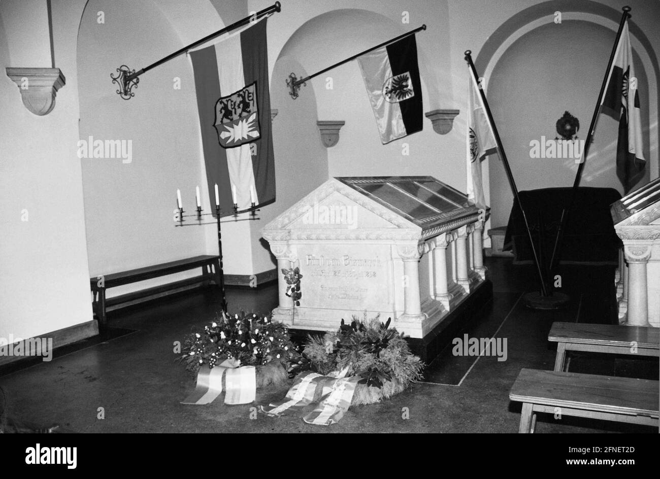 The sarcophagus of Otto Prince von Bismarck in the crypt in the Bismarck Mausoleum in Friedrichsruh. Wreaths and a rose lie in front of it. On the wall hang the flags of Schleswig-Holstein, East Prussia, Lower Silesia and Upper Silesia. [automated translation] Stock Photo