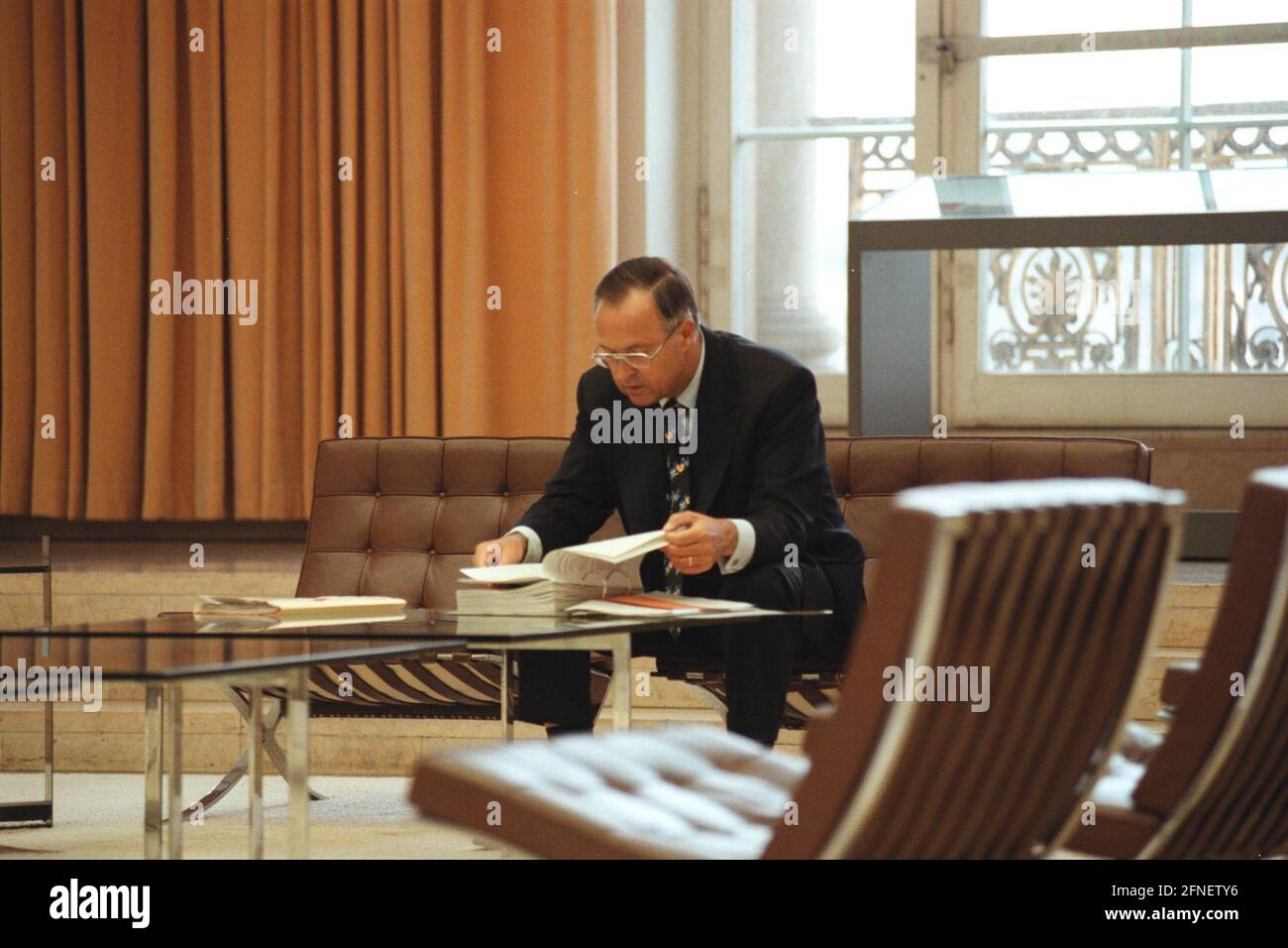 Federal Finance Minister Hans Eichel, SPD, studying files before the start of the cabinet meeting, Berlin, September 1999. [automated translation] Stock Photo