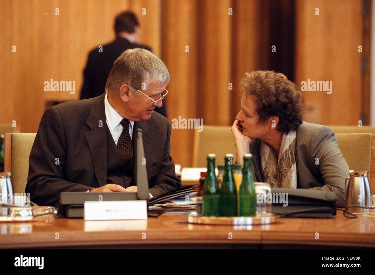 Otto Schily, SPD, Federal Minister of the Interior, and Herta Däubler-Gmelin, SPD, Federal Minister of Justice, in conversation before the beginning of a cabinet meeting at the Federal Chancellery. [automated translation] Stock Photo