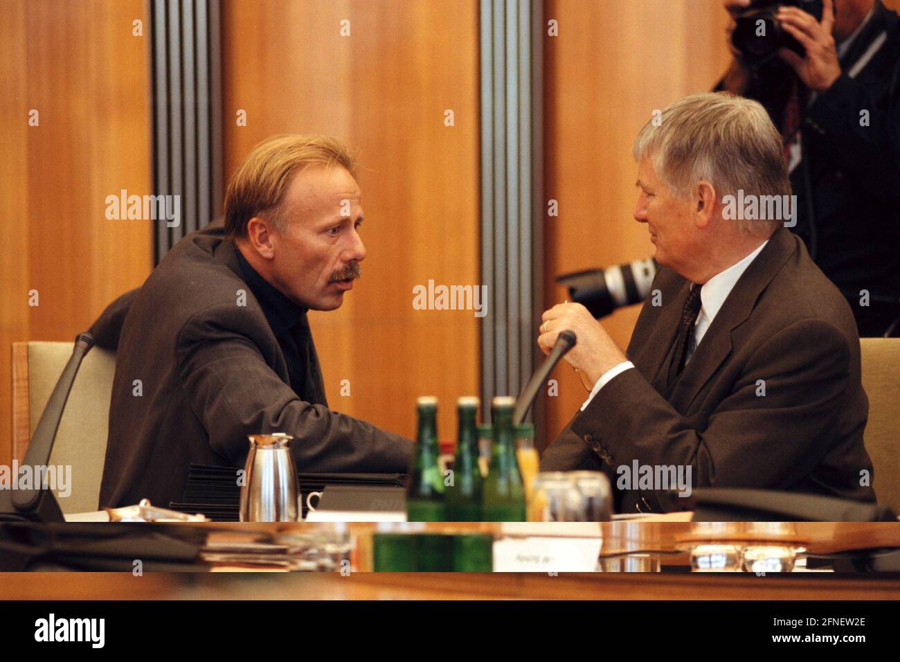 Jürgen Trittin, Alliance 90/The Greens, Federal Minister of the Environment, and Otto Schily, SPD, Federal Minister of the Interior, in conversation before the start of a cabinet meeting at the Federal Chancellery. [automated translation] Stock Photo