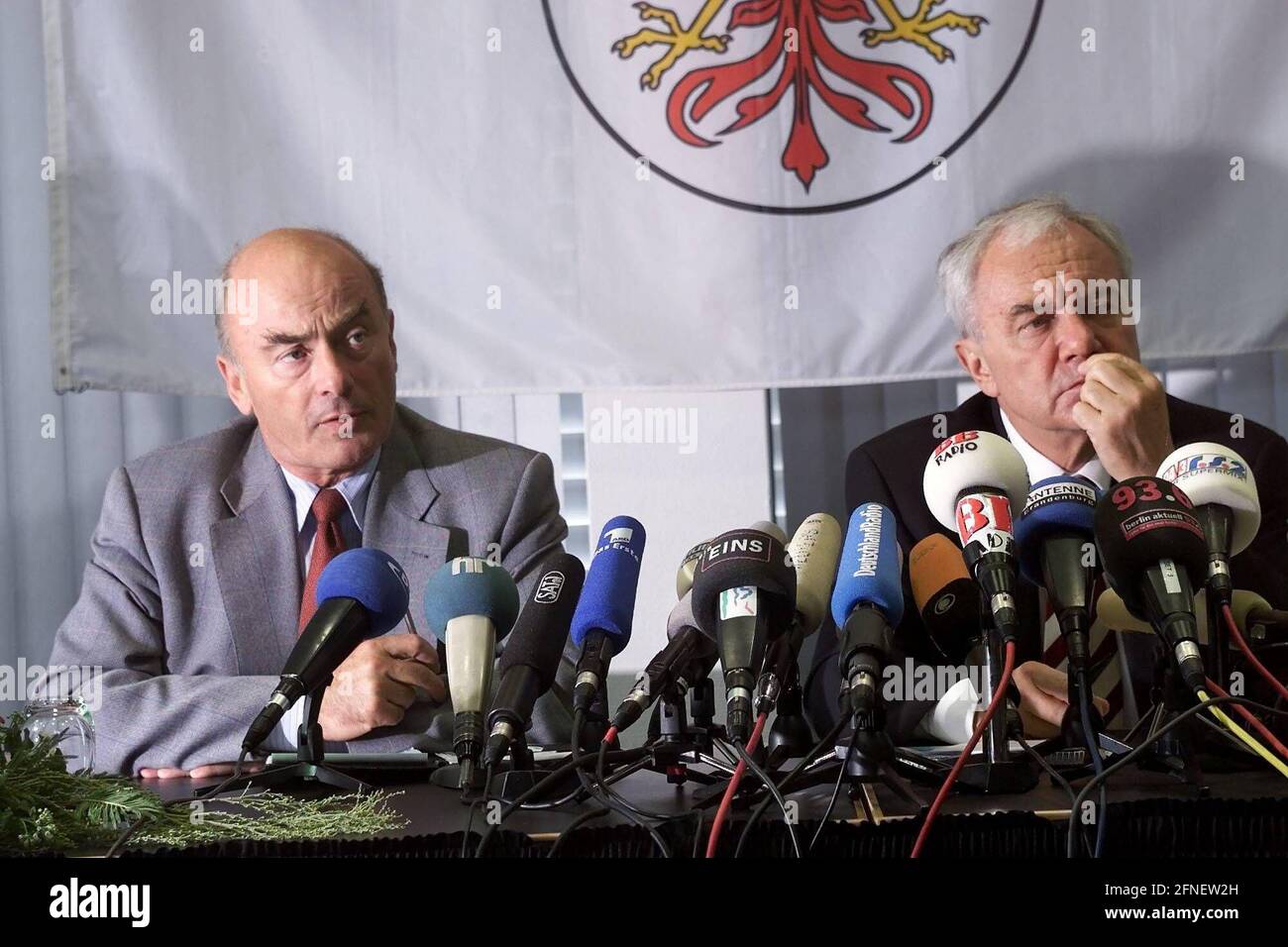 Brandenburg's Prime Minister Manfred Stolpe (r) and CDU state chairman Jörg Schönbohm during the press conference in Potsdam on September 30, 1998, announcing the conclusion of negotiations to form a grand coalition. [automated translation] Stock Photo