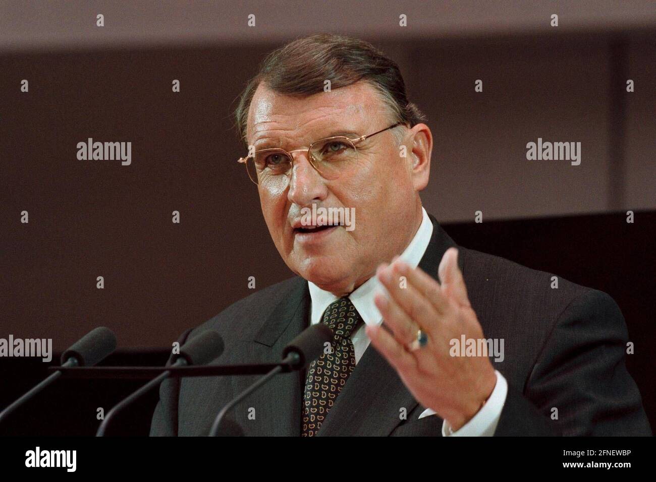 Dr. Klaus Mangold, Member of the Board of Management of DaimlerChrysler AG and Chairman of the Board of Management of DaimlerChrysler Services (debis) AG, during the 3rd debis Service Congress, in the House of Representatives in Berlin. IMAGE: 19990921-01/02-26 [automated translation] Stock Photo