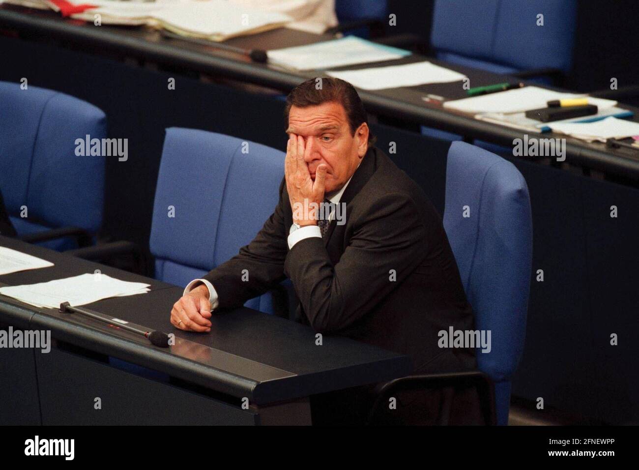 Chancellor Gerhard Schröder, SPD, during the Bundestag debate 'Budget Law 2000', in the plenary hall of the German Bundestag. IMAGE: 19990916-01/03-27 [automated translation] Stock Photo
