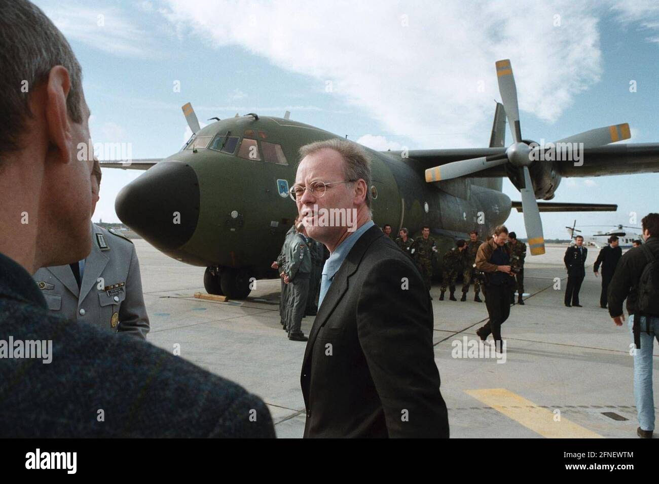 Berlin-Tegel, military section of the airport: Federal Defence Minister Rudolf Scharping (SPD) stands in front of a Transall C-160, a transport aircraft of the German Air Force, in the special configuration Medical Evacuation, as it is to be used in East Timor. [automated translation] Stock Photo