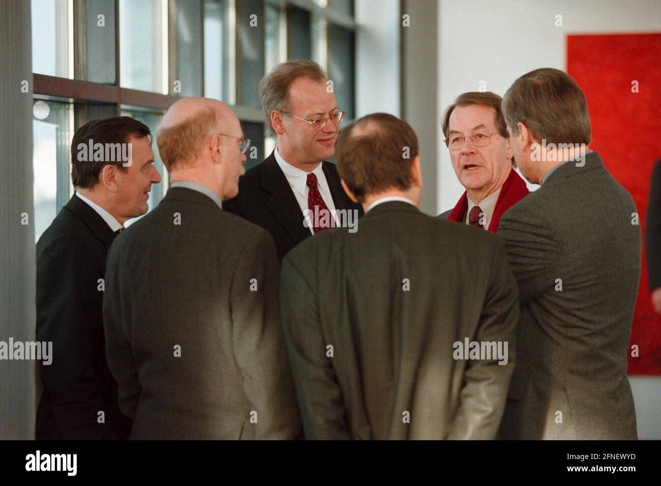 Gerhard Schröder, SPD, Federal Chancellor, Peter Struck, SPD, parliamentary party leader, Rudolf Scharping, SPD, Federal Minister of Defence, Reinhard Höppner (from back), SPD, Minister President Saxony-Anhalt, Franz Müntefering, SPD, com. Federal Secretary, and Wolfgang Clement, SPD, Minister President of North Rhine-Westphalia, before the start of the SPD Executive Committee meeting in the Willi Brand House, Berlin. [automated translation] Stock Photo