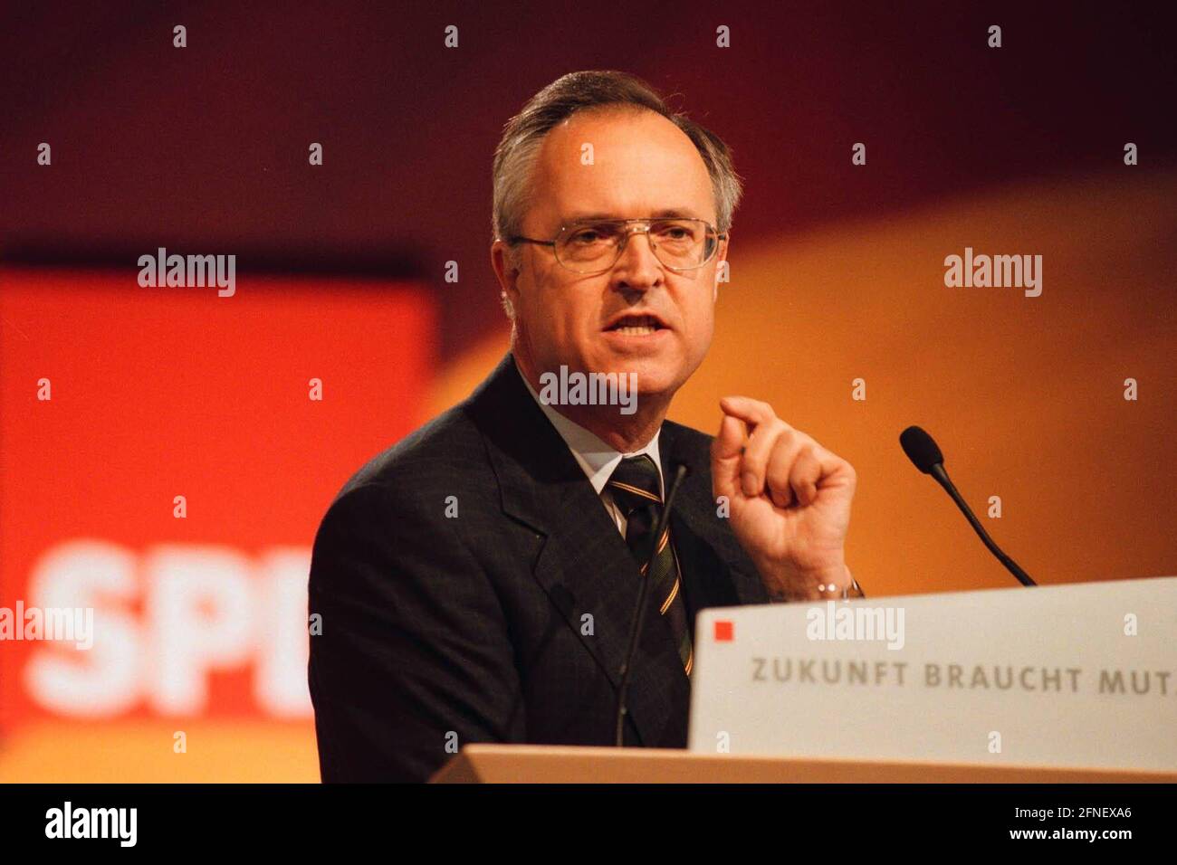 Hans Eichel, SPD, Federal Minister of Finance, during his speech, at the SPD federal party conference in Berlin. IMAGE: 19991208-01/07-07 [automated translation] Stock Photo