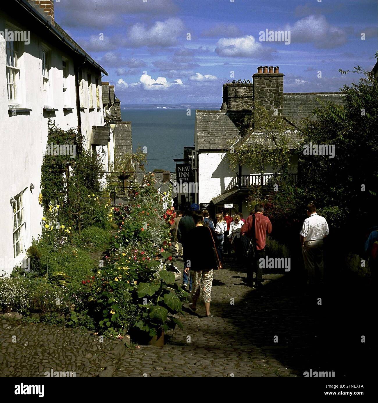 Clovelly: steep road to the sea, County Devon, S-W England. [automated translation] Stock Photo