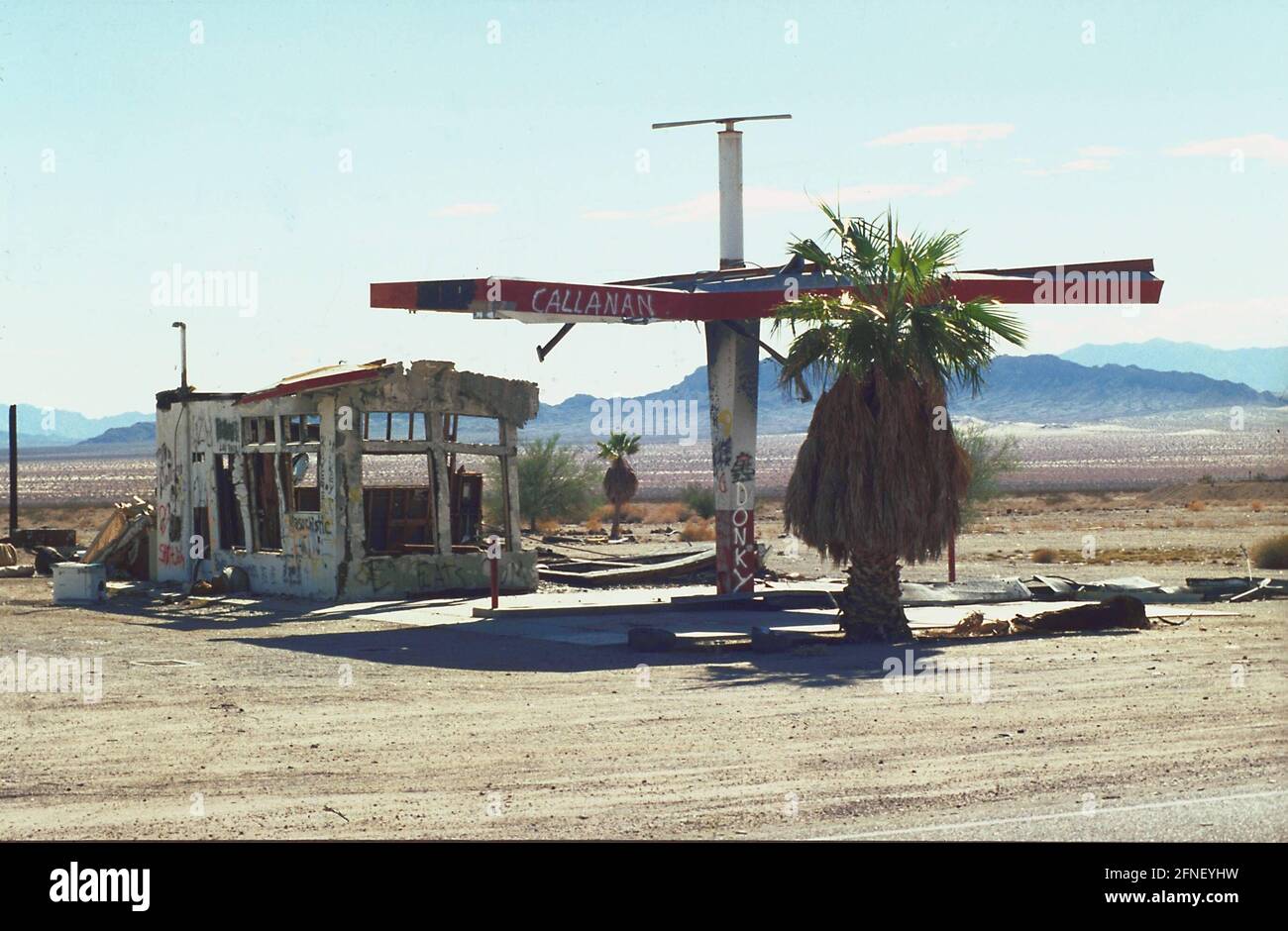 Former gas station at a road junction in the desert near the Arizona border in southeastern California. [automated translation] Stock Photo