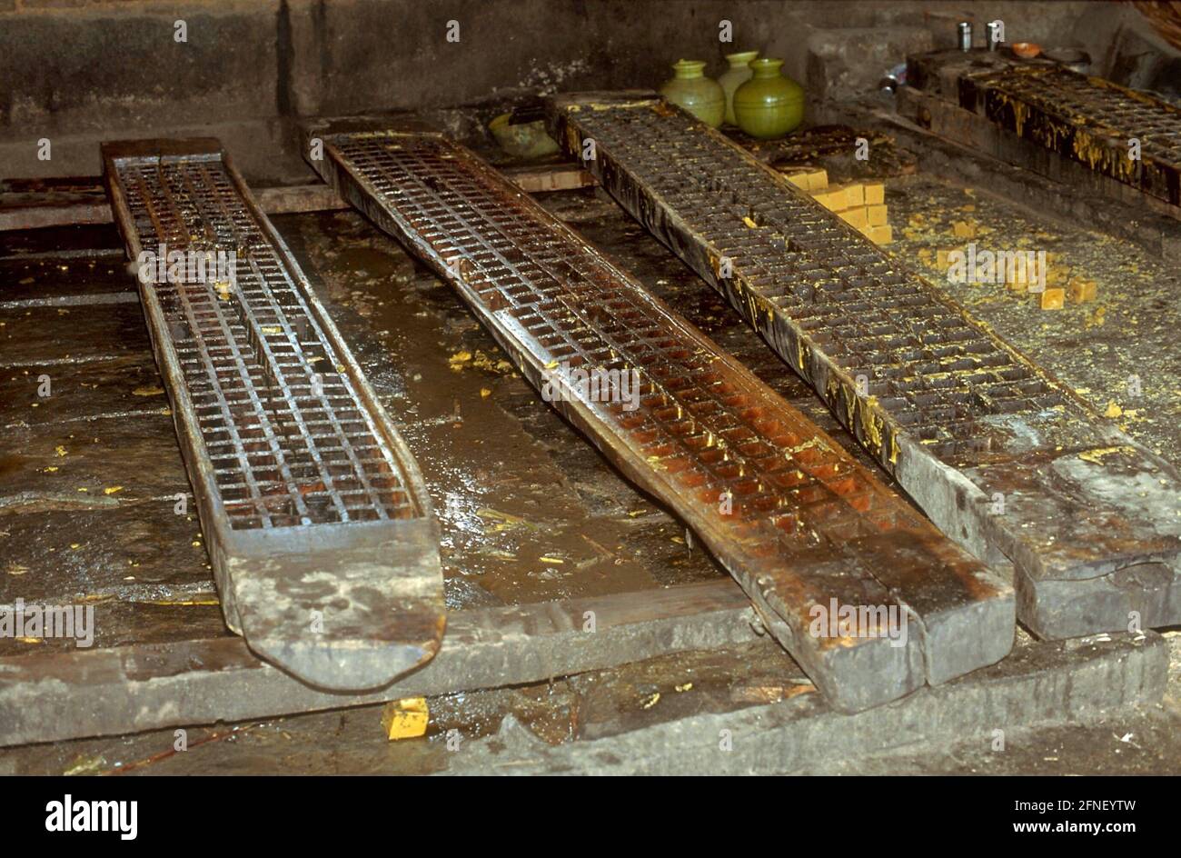 The sugar mass poured into prepared logs solidifies and shrinks, so