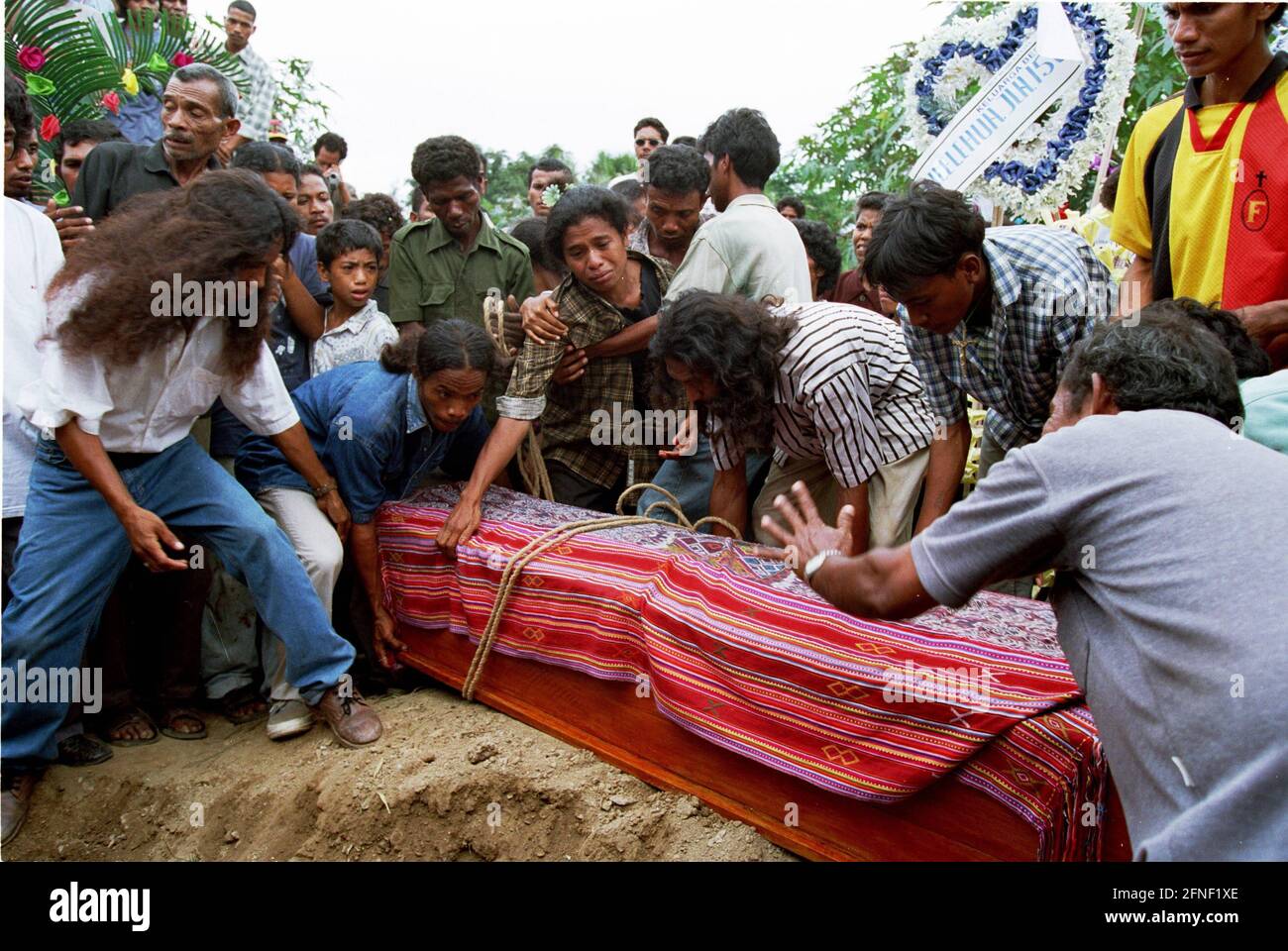 Burial of Francisco Nai, a student killed by paramilitaries, at Santa Cruz Cemetery in Dili. [automated translation] Stock Photo