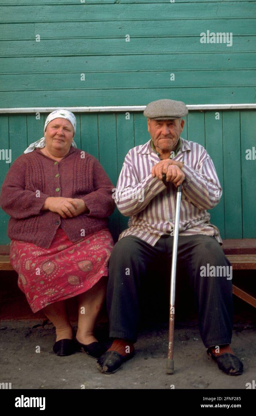 An elderly couple in Privalnoye in the German rayon Asovo near the West Siberian Omsk. In Siberia, settlements of Russian Germans (Sibiri Germans) began to appear in 1881. [automated translation] Stock Photo