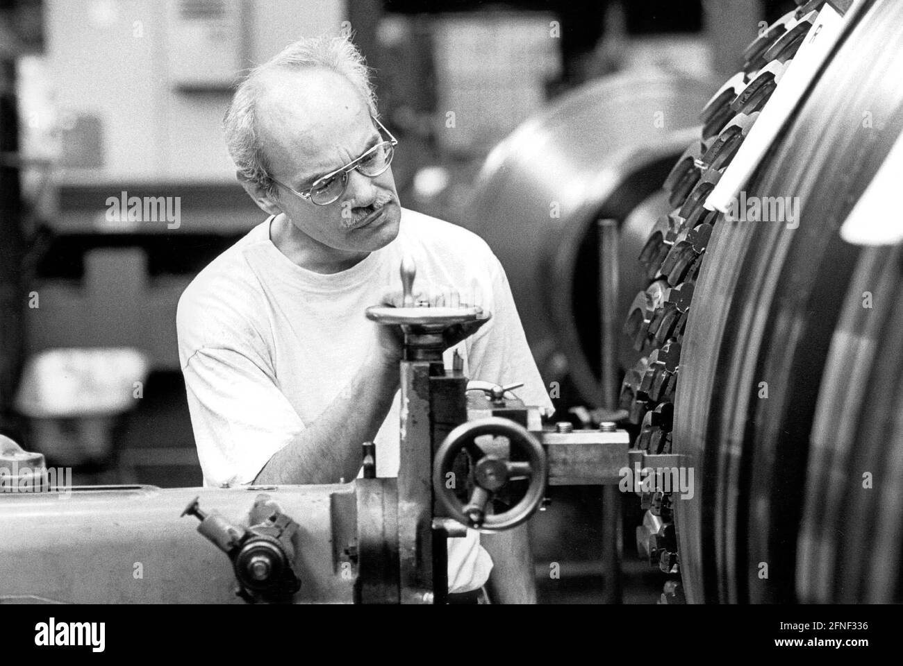 Worker in rotor and disk production at Siemens AG in Mülheim an der Ruhr in the steam turbine and generator plant. [automated translation] Stock Photo