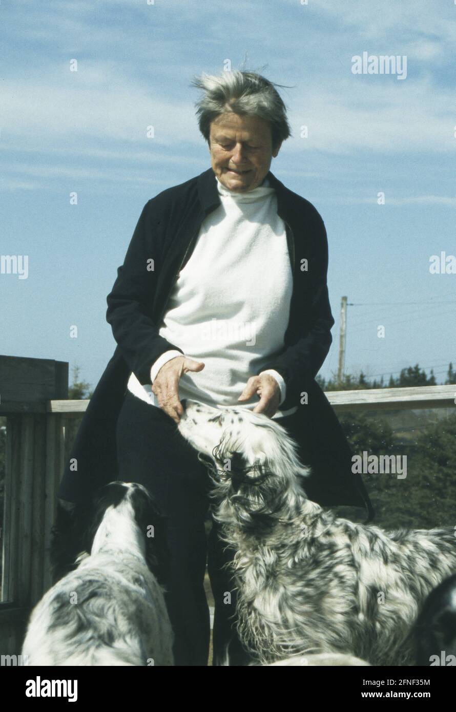 Elisabeth Mann Borgese with two of her five (piano playing) dogs on the terrace of her house in Sampro Head near Halifax/Canada. [automated translation] Stock Photo