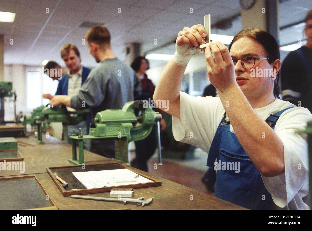 New training occupation: mechatronics technician. From September 98, trainees can learn the profession of mechatronics technician as a mixture between electronics technician and mechanic.nHere: Mechatronics technician training at the Osram plant in Berlin. [automated translation] Stock Photo