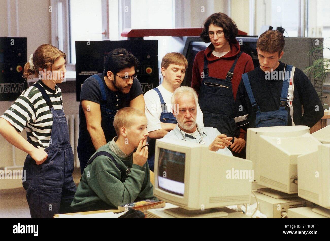 New training occupation: mechatronics technician. From September 98, trainees can learn the profession of mechatronics technician as a mixture between electronics technician and mechanic.nHere: Mechatronics technician training at the Osram plant in Berlin. [automated translation] Stock Photo