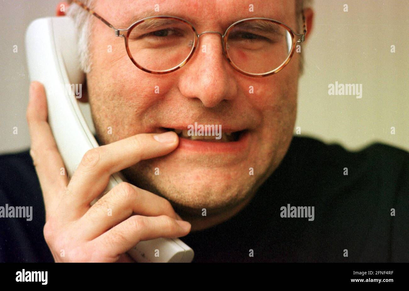 Harald Schmidt, presenter of the 'Harald Schmidt Show', telephoning with Fred Kogel, television, TV, in his office in Cologne, 18. 2.1999 [automated translation] Stock Photo