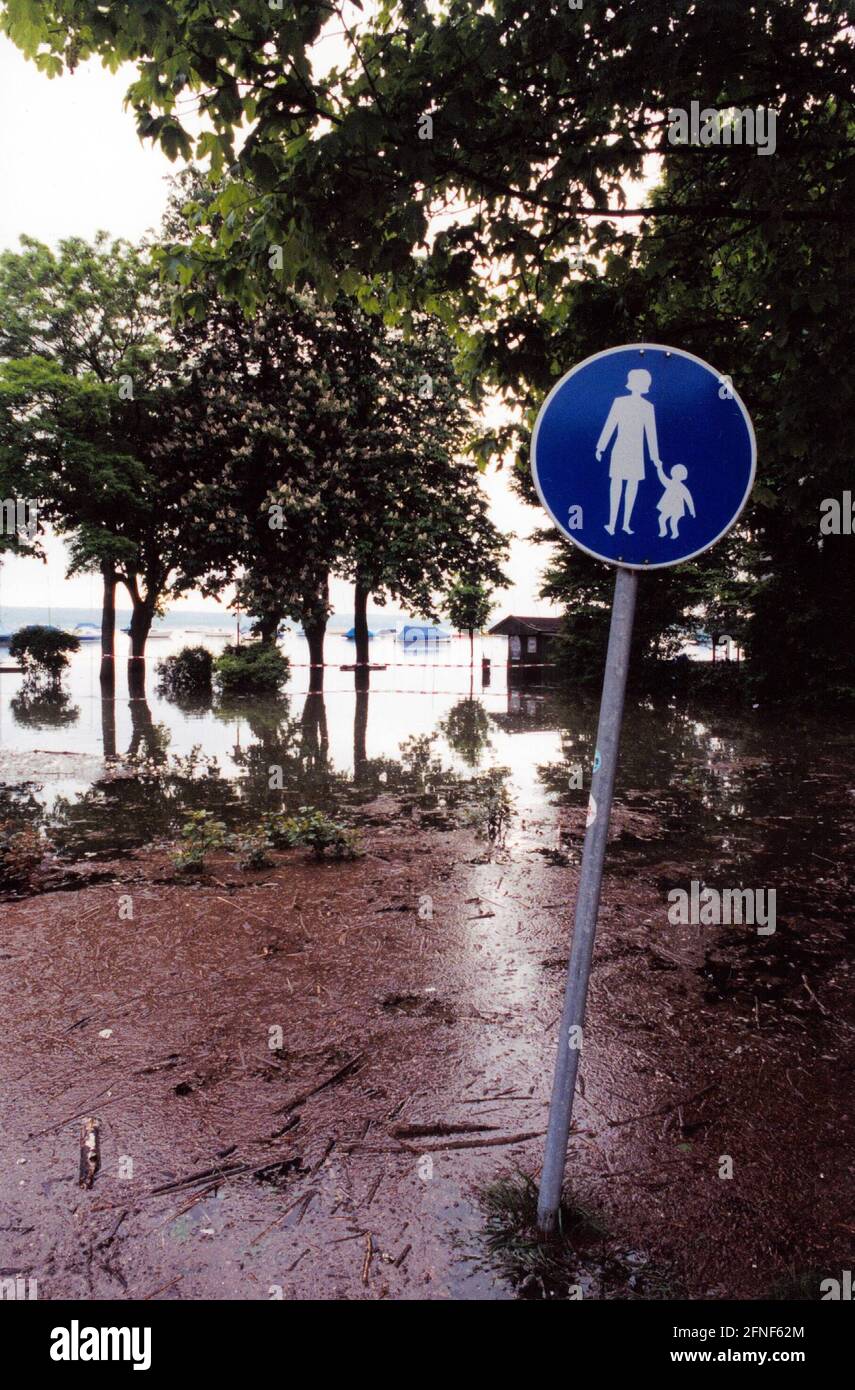 Series of century floods at Whitsun, the picture shows an access to the lake promenade in Herrsching am Ammersee, 23 May 1999. [automated translation] Stock Photo