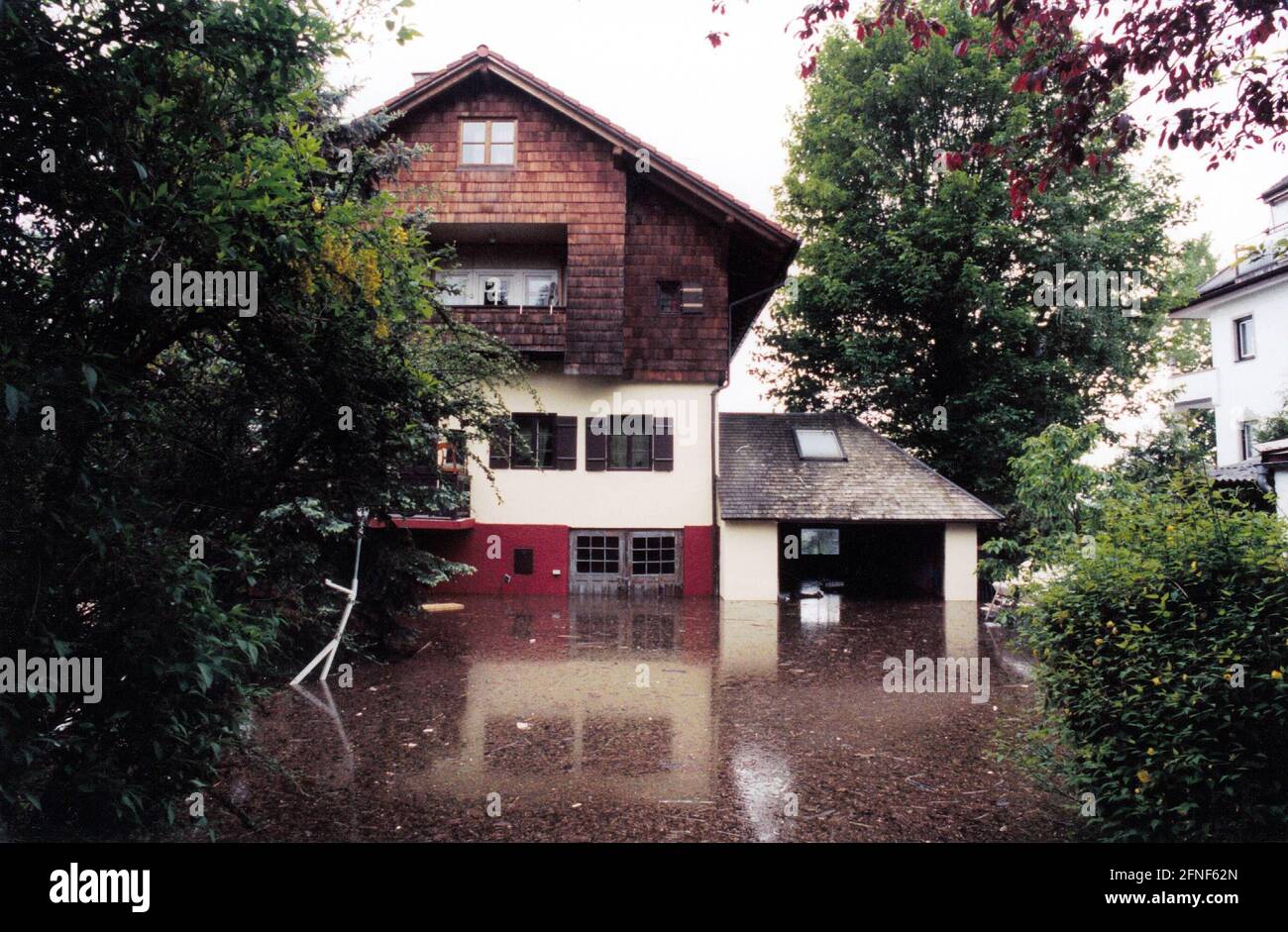 Series of floods of the century in Upper Bavaria, Whitsun, 23rd May 1999. Particularly badly affected, all properties lying directly on the lake, as here in Summerstraße in Herrsching am Ammersee. [automated translation] Stock Photo