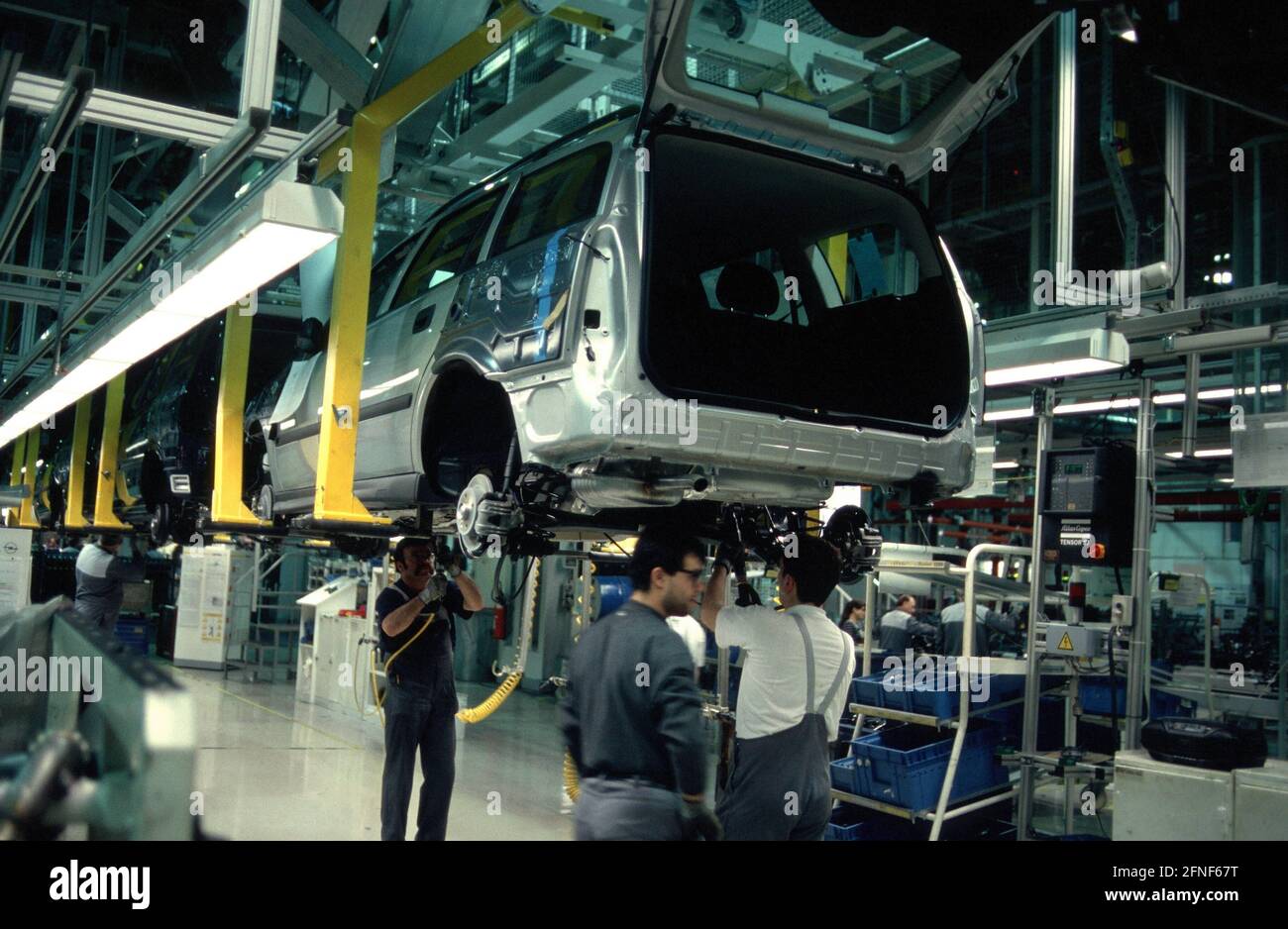 Car production at the Opel plant in Bochum, the Zafira model during ...