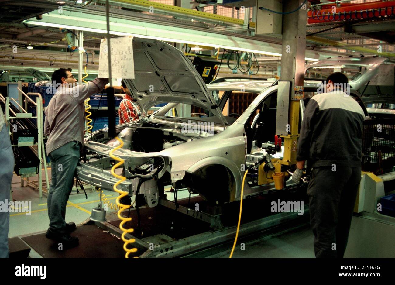 Car production at the Opel plant in Bochum: the Zafira model during ...