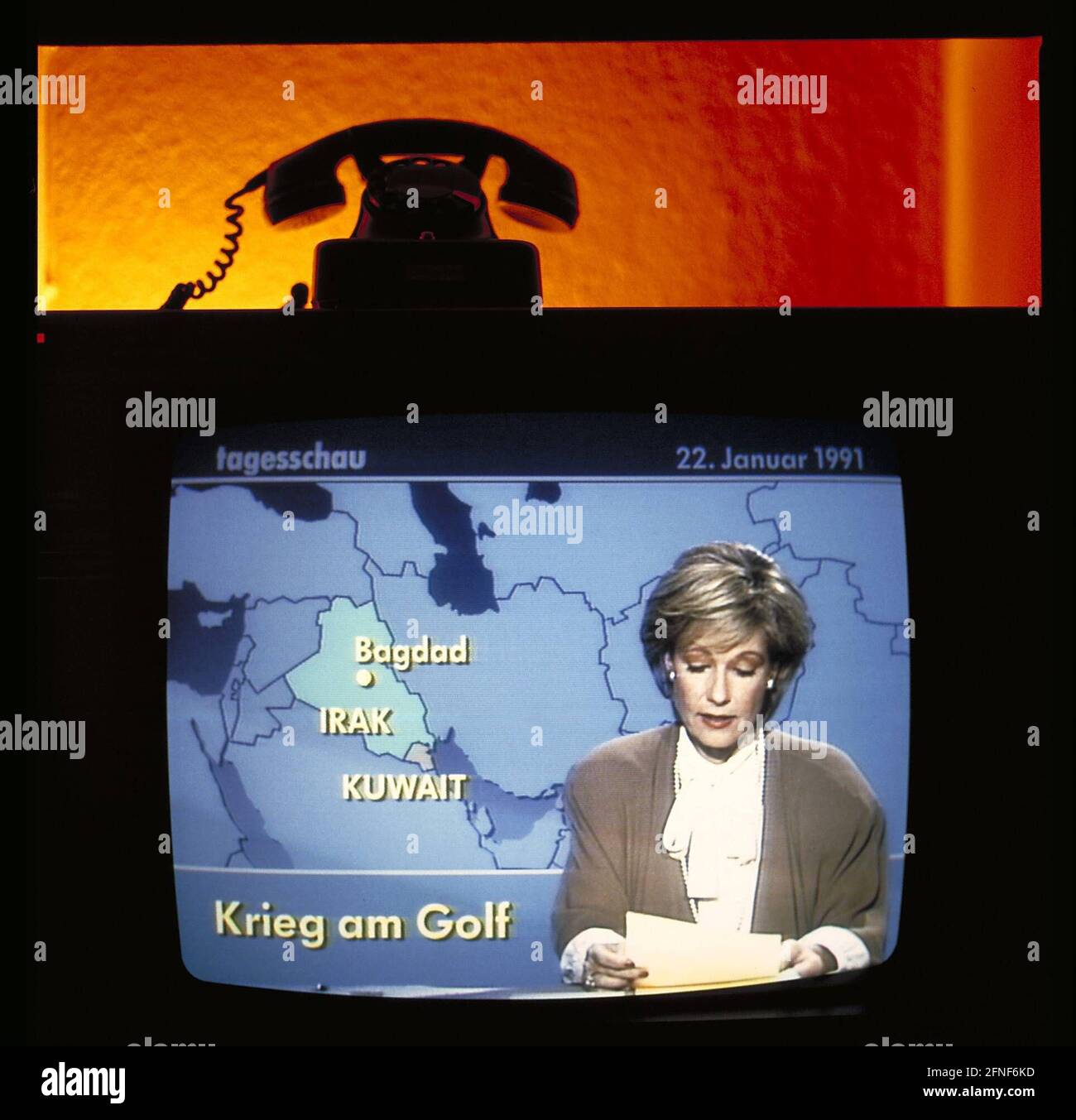 The war in the Gulf on German television, Tagesschau, 22 January 1991. Reporting and war, Dagmar Berghoff reads the news. [automated translation] Stock Photo