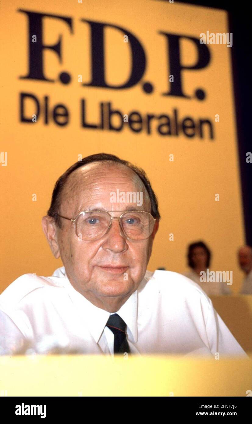 HANS-DIETRICH GENSCHER (photo) celebrates his 75th birthday on 21 March 2002. In honor of the FDP politician, who served as Germany's foreign minister for 18 years, Carmen Nebel will present the gala 'Ein Leben wie im Flug' (A Life in Flight) on March 19, 2002 (ARD, 9:05 p.m.) with stars such as Udo Jürgens, Dunja Rajter, the Princes, cabaret artists Thomas Freitag, Stephan Wald and Reiner Kröhnert, as well as many surprise guests. [automated translation] Stock Photo