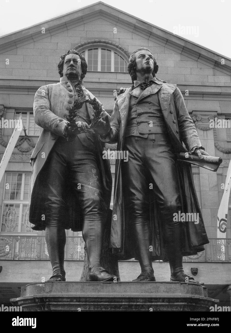 Johann Wolfgang Goethe and Friedrich Schiller on the monument by Ernst Rietschel. The monument was unveiled in 1857 in front of the National Theatre. [automated translation] Stock Photo