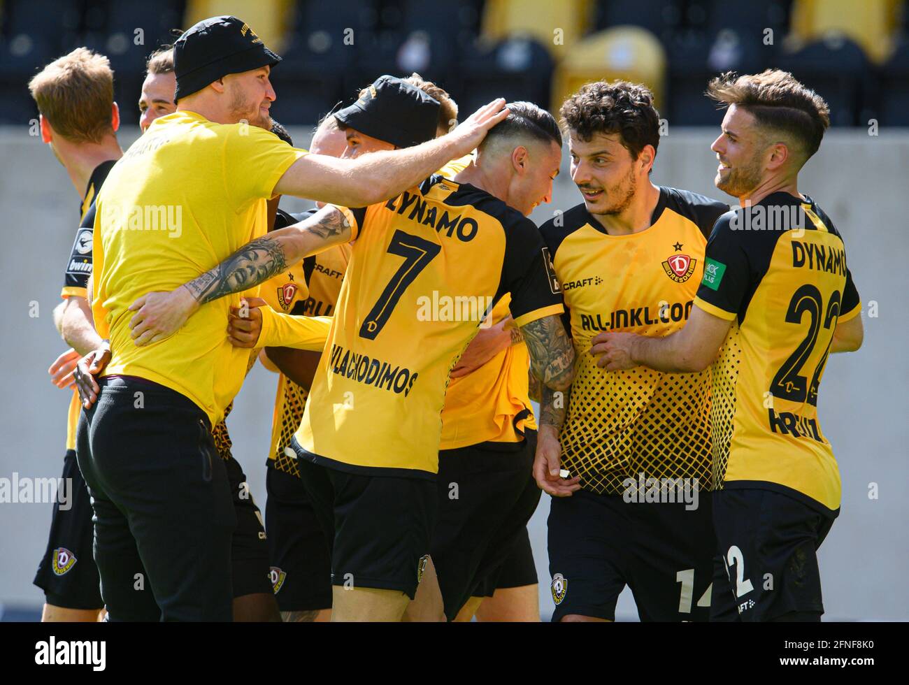 Dresden, Germany. 15th Nov, 2020. Football: 3rd division, SG Dynamo Dresden  - TSV 1860 Munich, 10th matchday, at the Rudolf-Harbig-Stadium Dynamos  Sebastian Mai (l) gesturing next to Yannick Stark. Credit: Robert  Michael/dpa-Zentralbild/dpa/Alamy