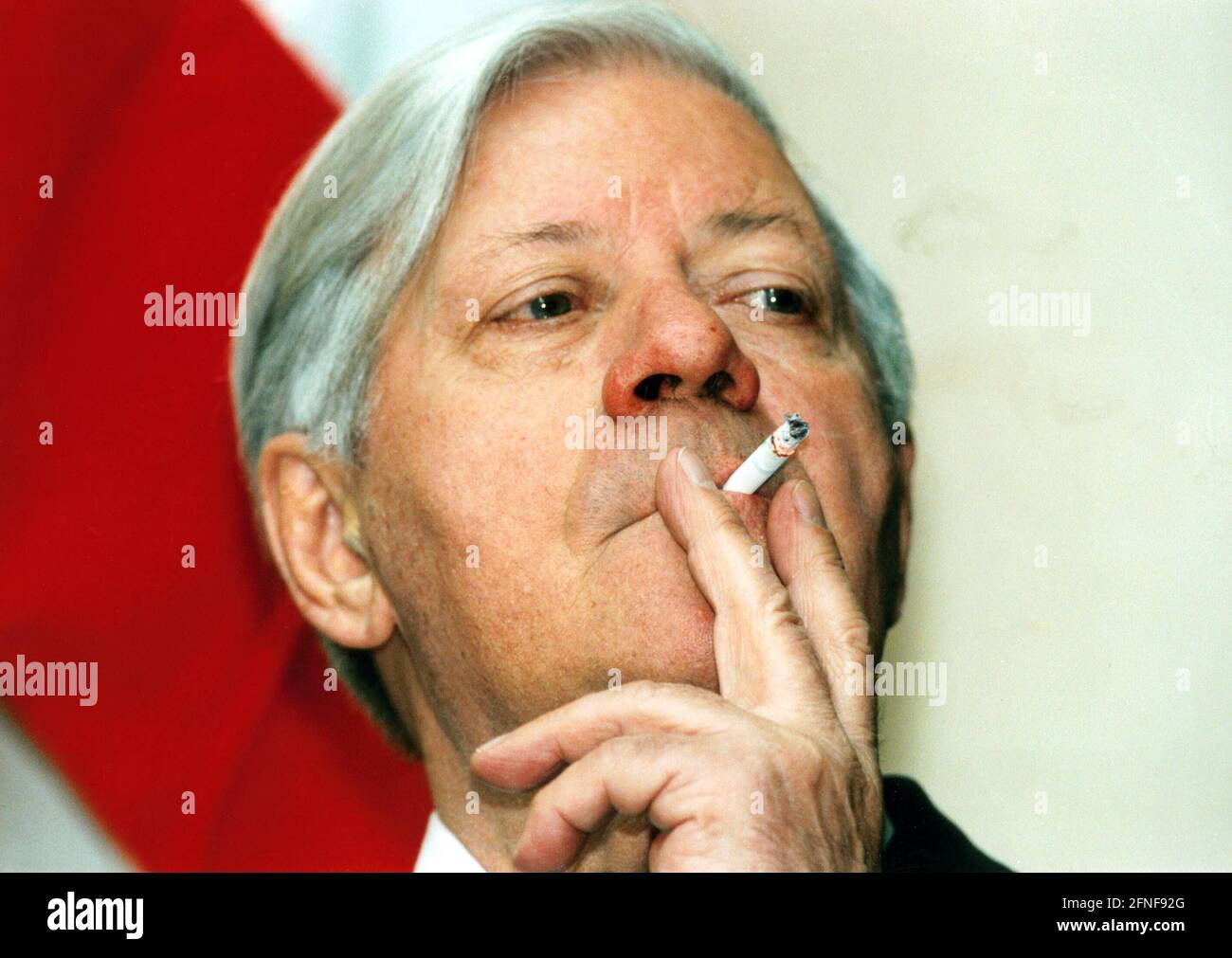 helmut schmidt cigarettes Former German Chancellor Helmut Schmidt smokes a cigarette during a forum  in Berlin. [automated translation] Stock Photo