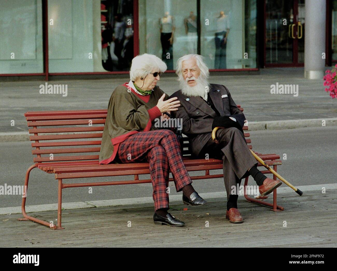 Старики глупые. Пожилые люди в Европе. Пенсионеры в Европе. Российские старики и европейские. Старики в Дании.