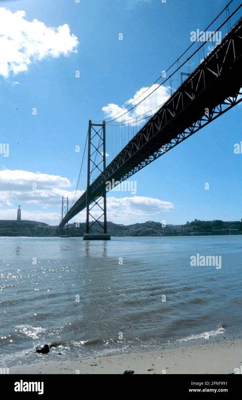 Opened in 1966 after four years of construction, the bridge was called Ponte Salazar until 1974, when it was given its current name. The two-storey steel suspension bridge has a total length of 2,277 metres. [automated translation] Stock Photo
