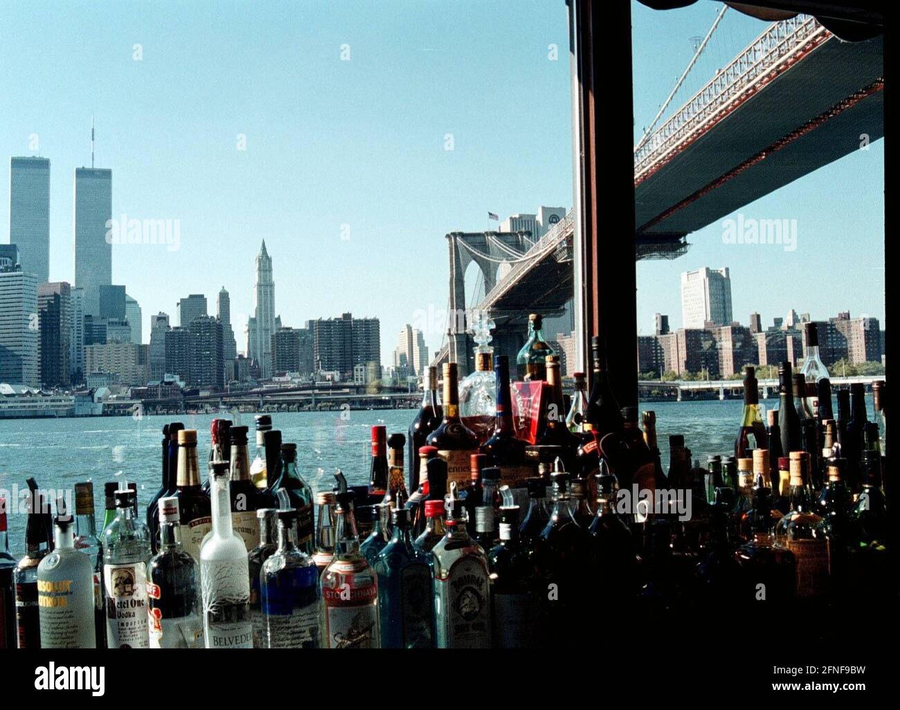 NEW YORK USA 10/99 View from the RIVER CAFE to the BROOKLYN BRIDGE [automated translation