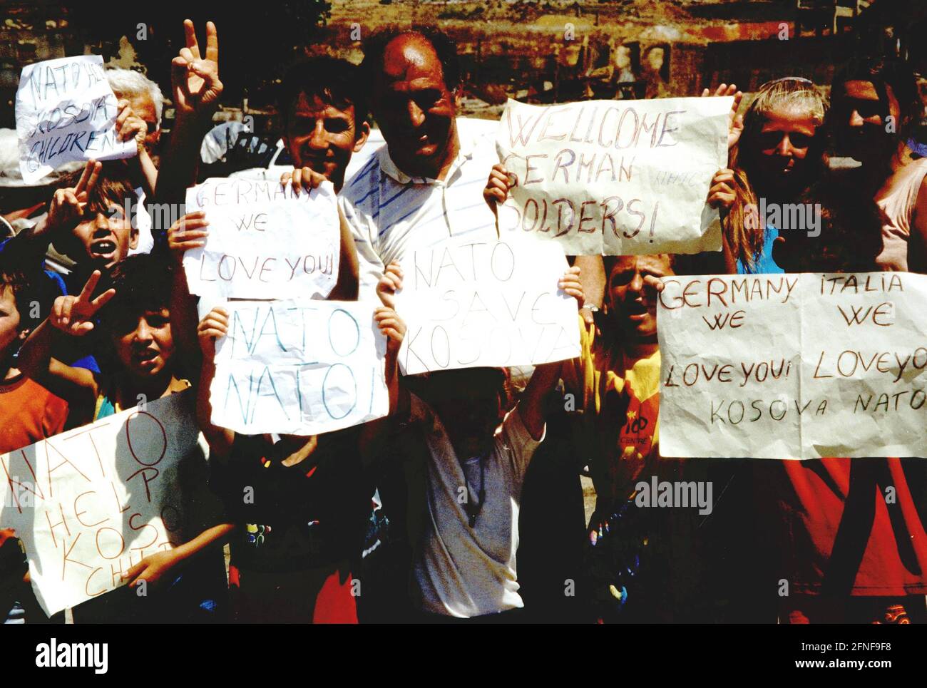 Photo date: 12.06.1999 Kosovars greet a German column with self-painted signs, including 'Wellcome german soldiers', 'Nato save Kosovo' and 'Germany we love you'. [automated translation] Stock Photo
