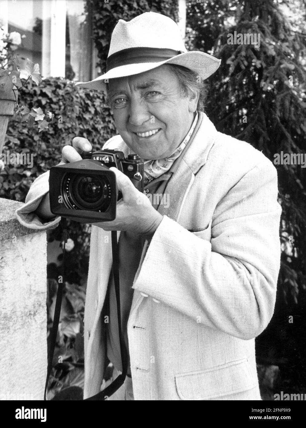 Recording date: 01.07.1991 Hans Clarin as photographer Alwin Schöne in the  early evening series of the ZDF 'Das Auge Gottes'. [automated translation]  Stock Photo - Alamy