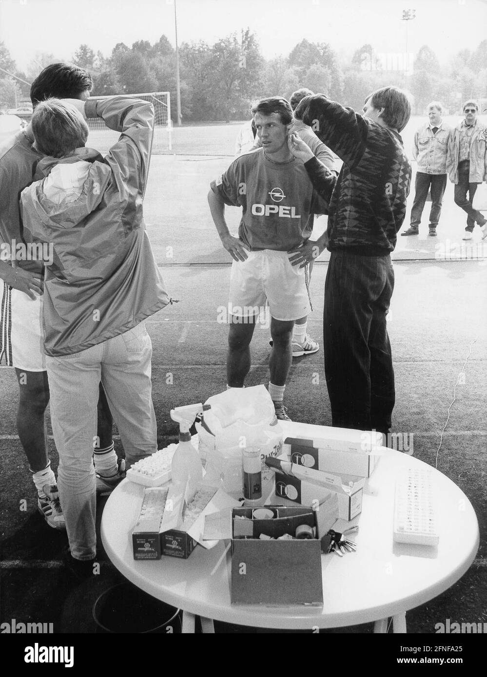 Recording date: 08.10.1992 The FC Bayern München player Lothar Matthäus is subjected to a lactate test by Stefan Mücke, a scientific employee of the Paderborn Sports Medicine Institute. [automated translation] Stock Photo