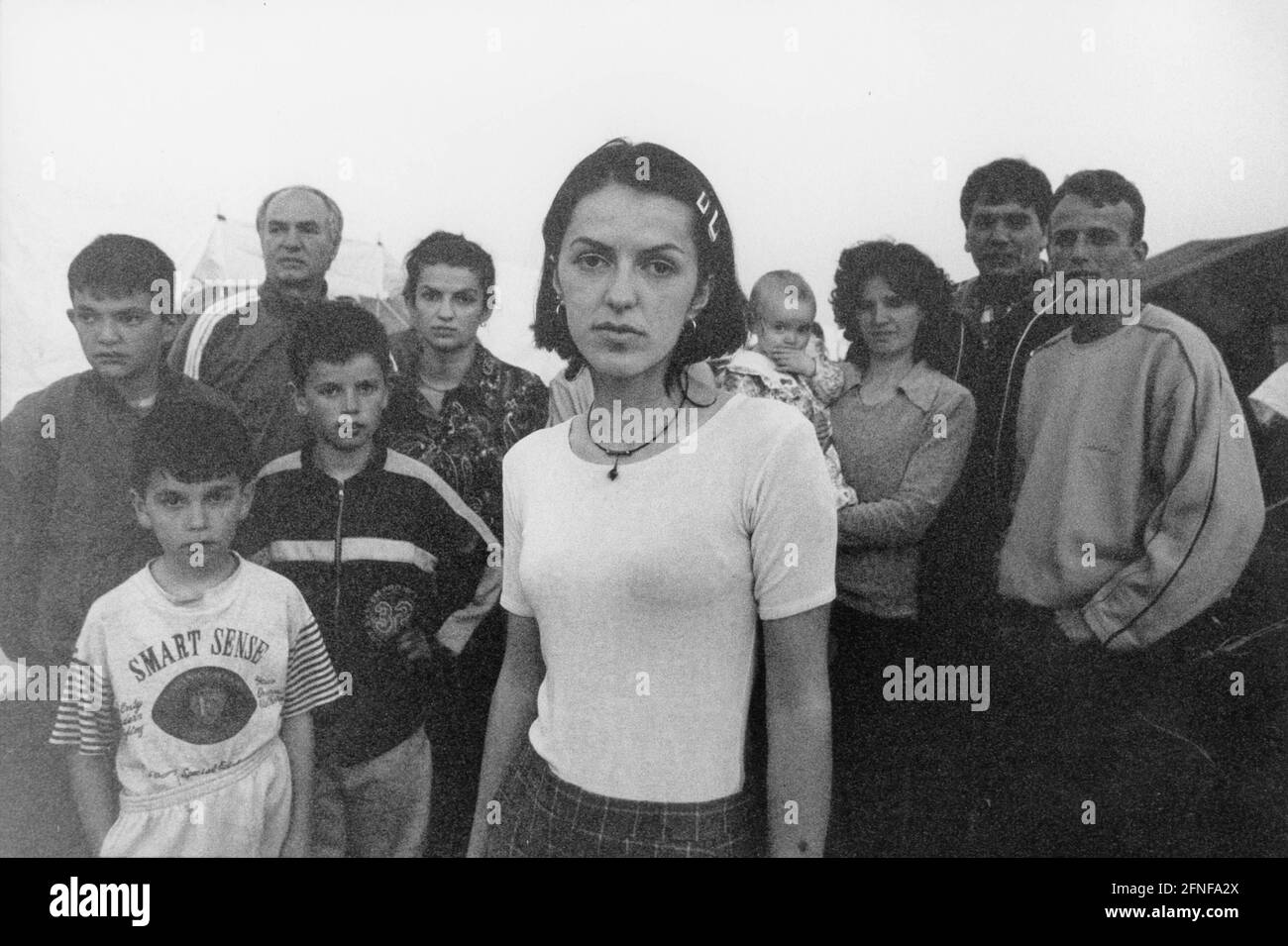 Recording date: 08.04.1999 Refugee family from Brishtina in Kosovo in the Brazda camp in Macedonia. [automated translation] Stock Photo