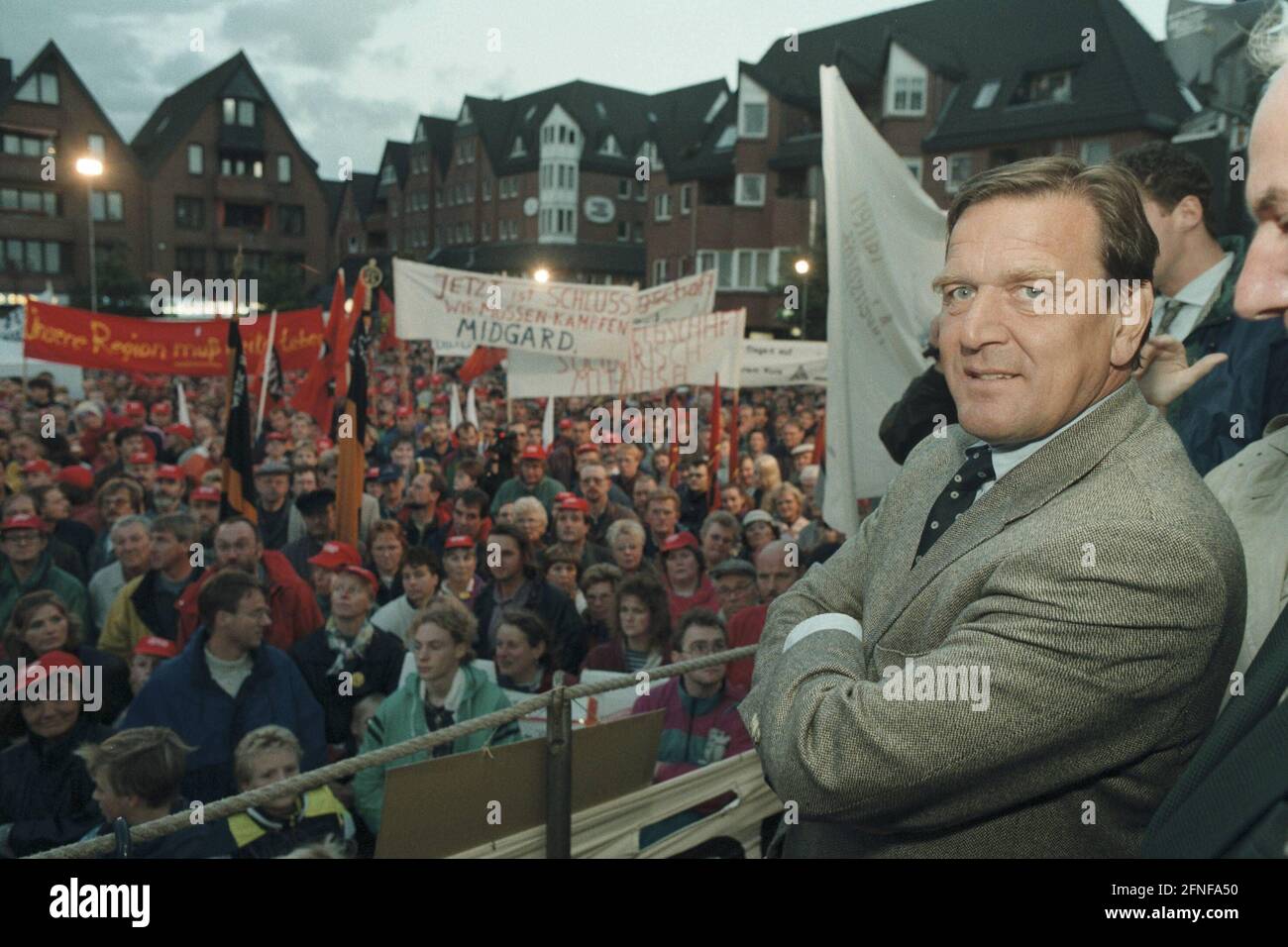 Date of recording: 27.09.1995 Gerhard Schröder, SPD, Minister President of Lower Saxony, in front of workers who fear for the loss of their jobs in the DASA factories due to the so-called 'Dolores Plan', market place Nordenham. [automated translation] Stock Photo