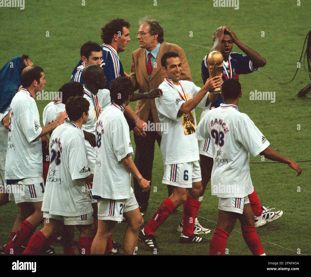 Date of recording: 12.07.1998 YOURI DJORKAEFF PRESENTS THE CUP AFTER THE WORLD CUP FINAL AGAINST BRAZIL ON 12.07.98 AT THE STADE DE FRANCE, PARIS. [automated translation] Stock Photo