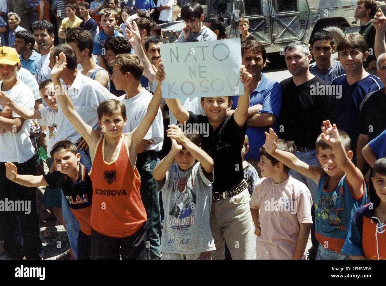 Date of recording: 12.06.1999 Kosovars greet German Bundeswehr soldiers on their way to Kosovo. [automated translation] Stock Photo