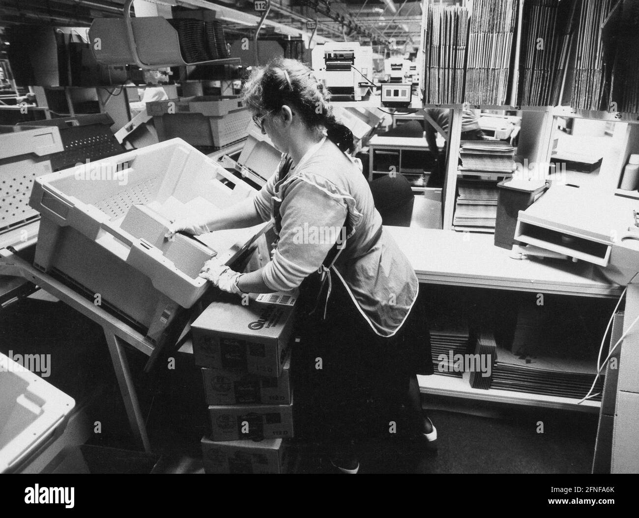 The Quelle mail order company has built a new dispatch centre in Leipzig - it is the largest and most modern in Europe. Here, an employee prepares parcels for dispatch. [automated translation] Stock Photo