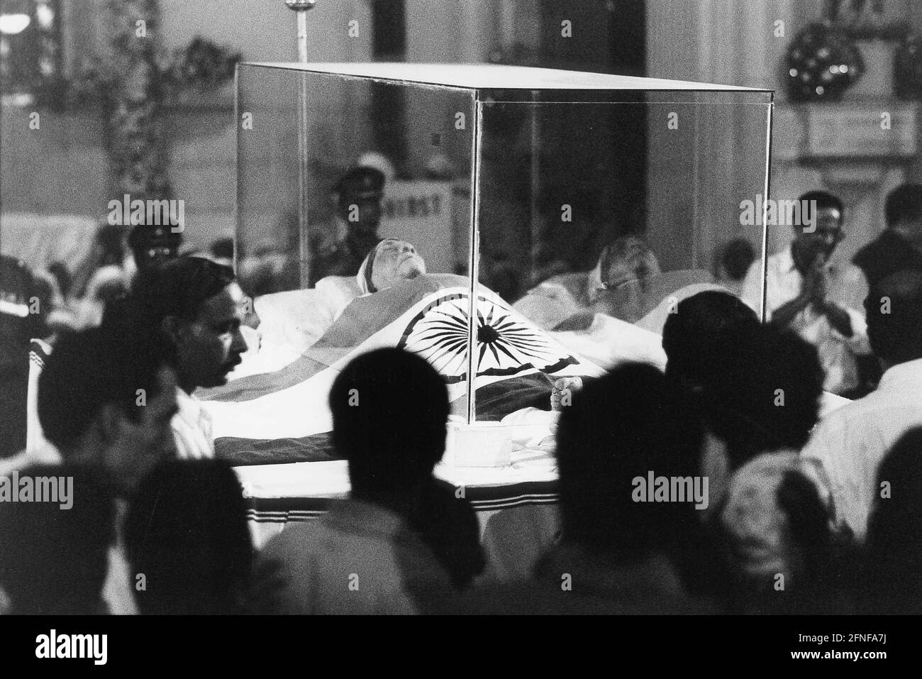 Photo date: 12.09.1997 Mourners in front of the body of Mother Teresa, laid out in St. Thomas Church in Calcutta. [automated translation] Stock Photo