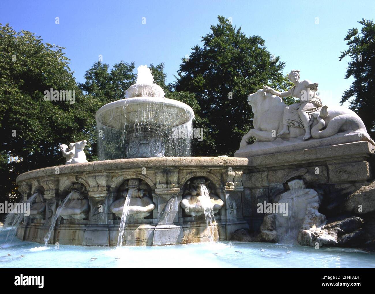 Date of photograph: 12.07.1994 The Wittelsbach Fountain on Lenbachplatz is considered one of the most beautiful fountains in the city. It was built in 1895 by Adolf von Hildebrand. [automated translation] Stock Photo