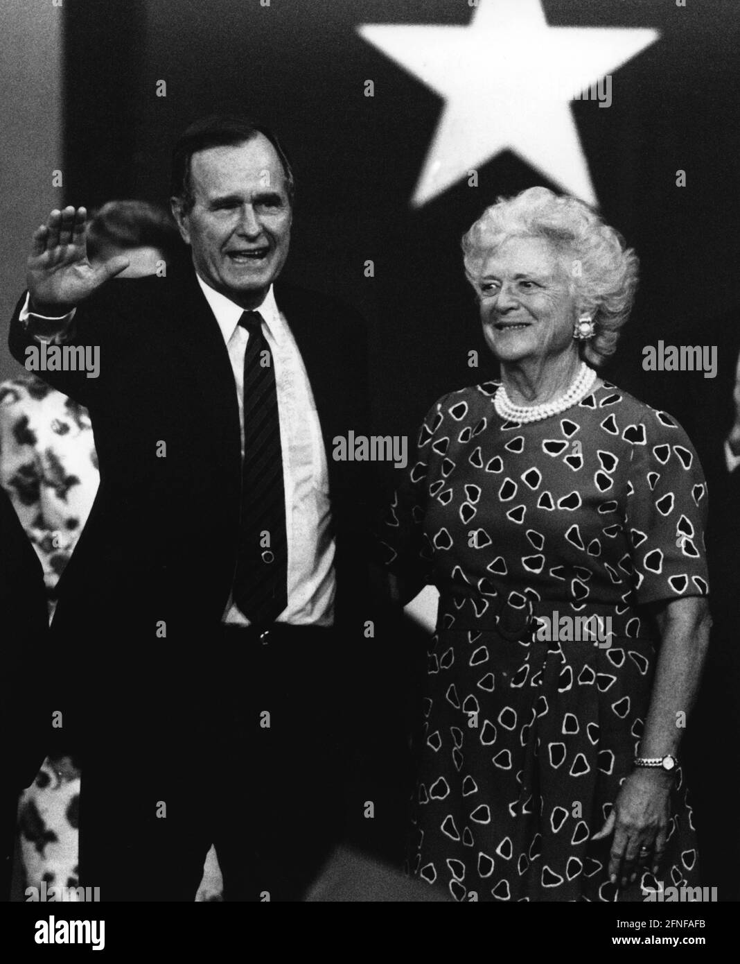 U.S. President George Herbert Walker Bush at a campaign appearance for the Republican Party convention at the Astrodome in Houston on Aug. 19. Standing next to him is his wife Barbara Bush. Bush lost the presidential election to Bill Clinton. [automated translation] Stock Photo