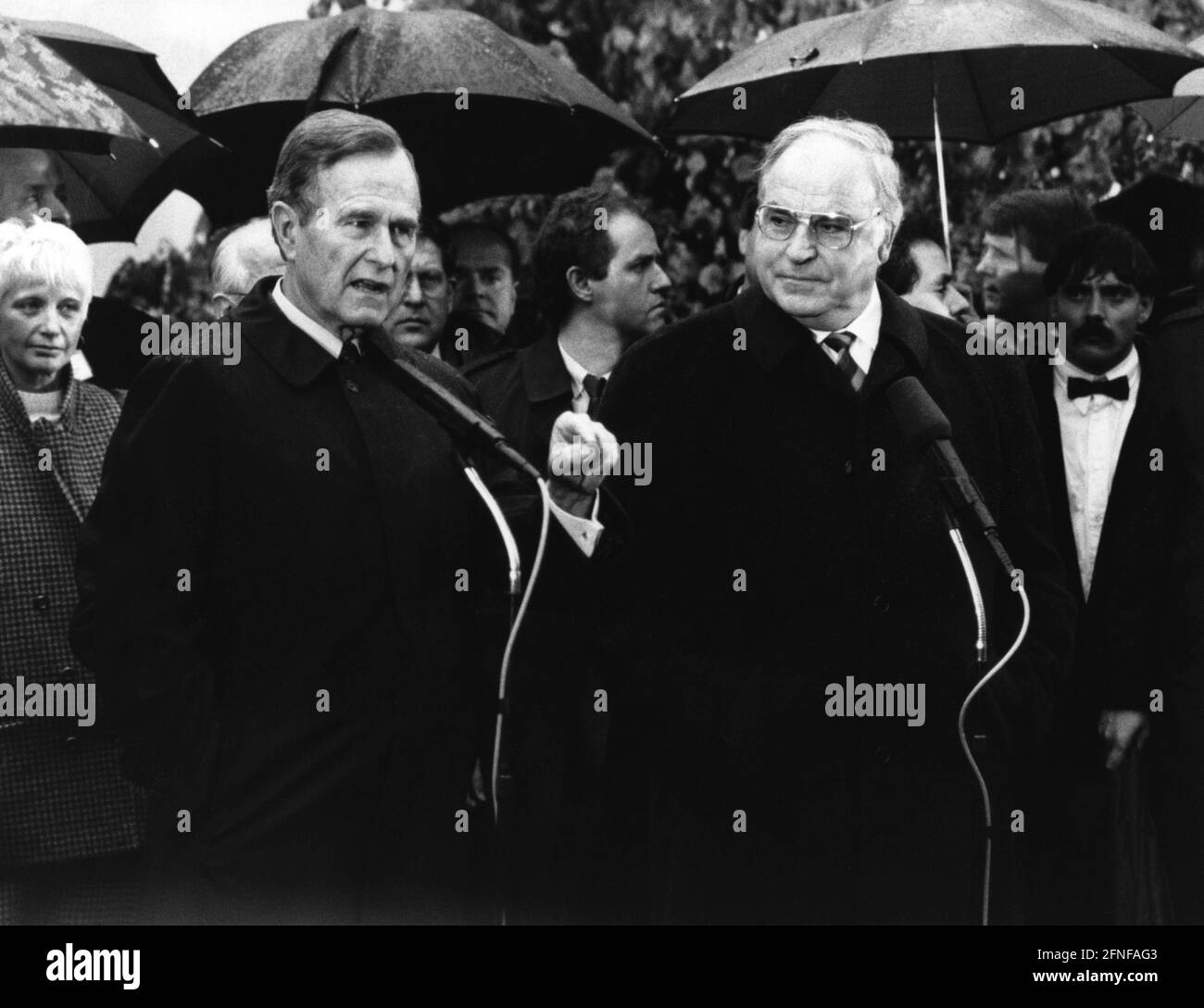 US President George Herbert Walker Bush on a foreign trip in Germany together with German Chancellor Helmut Kohl during a press statement in front of the Chancellor's house in Oggersheim near Ludwigshafen on the Rhine. [automated translation] Stock Photo