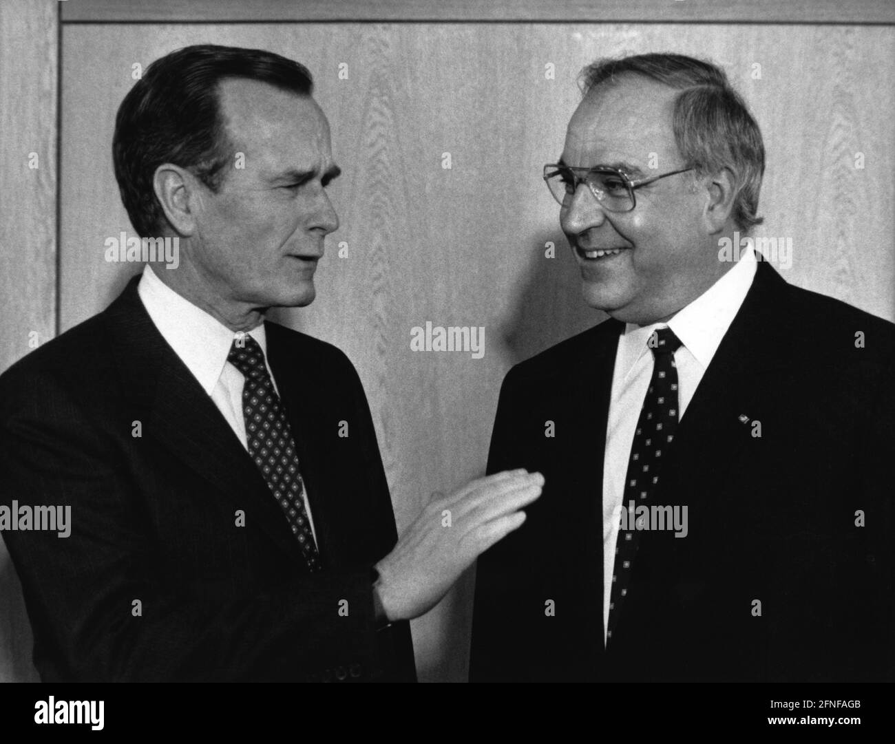 George Bush meets German Chancellor Helmut Kohl, presumably during his time as American Vice President. Undated photograph, presumably during the visit to Germany in 1985. [automated translation] Stock Photo